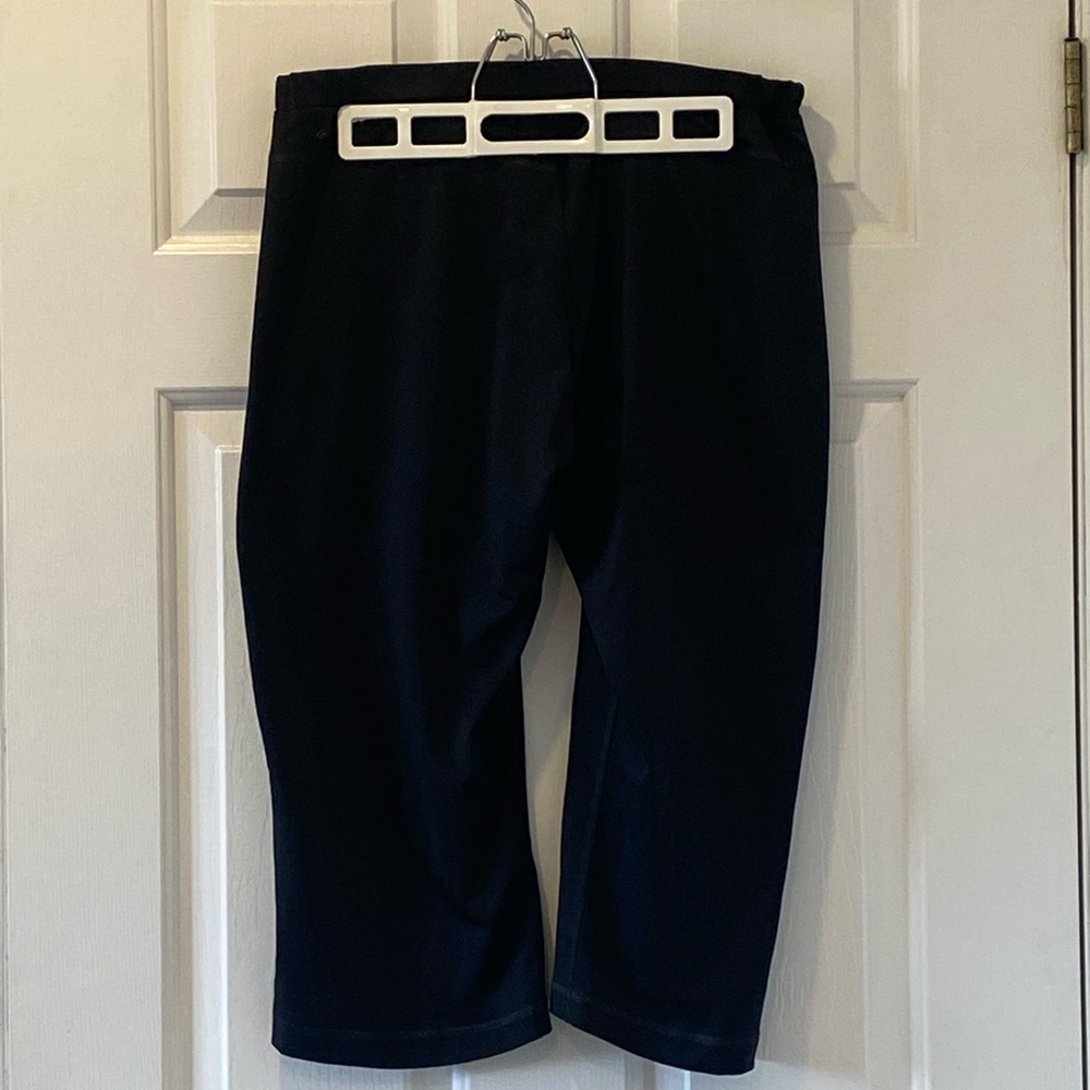 FREE WITH PURCHASE Reebok Black Capri Leggings Women’s M - Picture 2 of 5